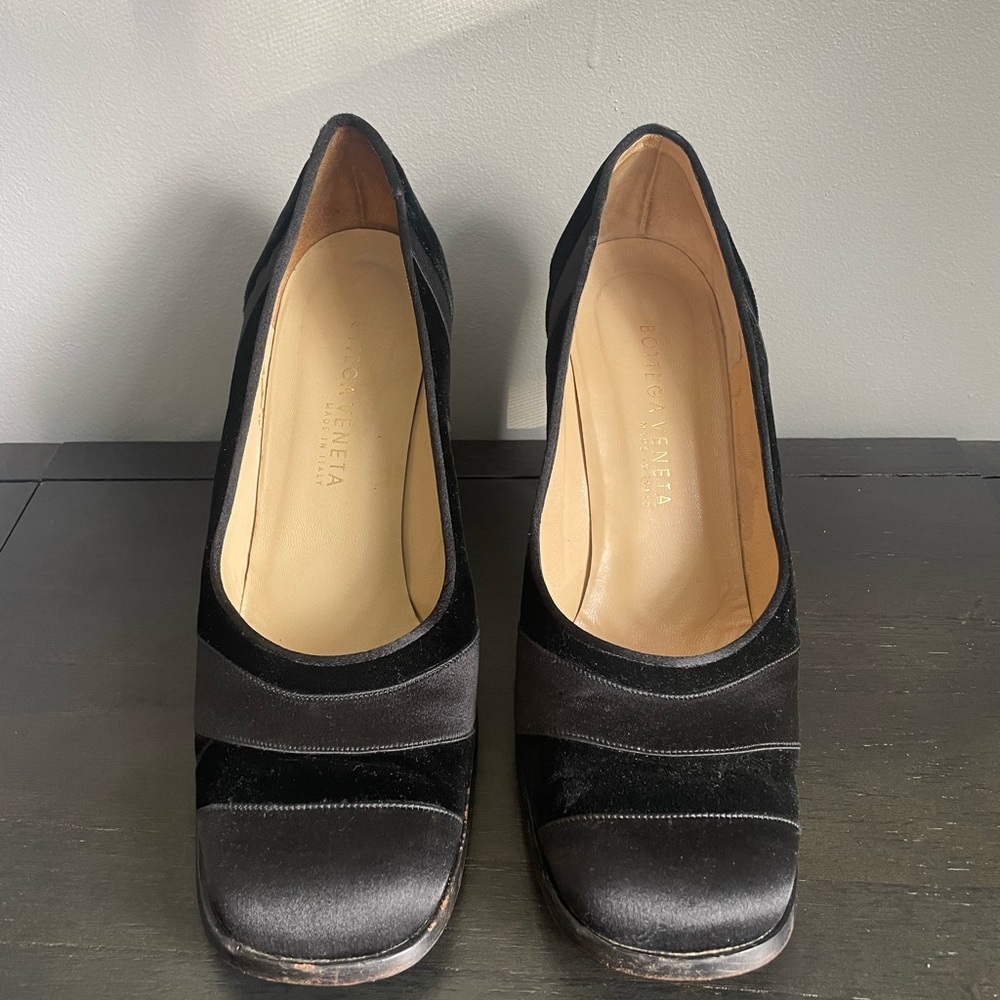 Vintage Women’s Bottega Veneta Velvet Pumps - Picture 1 of 5